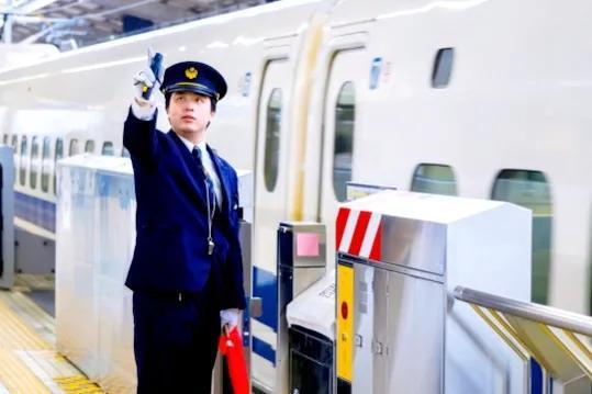 从流水线到安全岗 一双鞋到一道光的蜕变